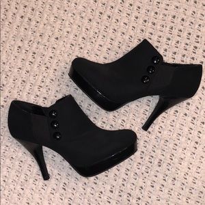 Black heeled bootie